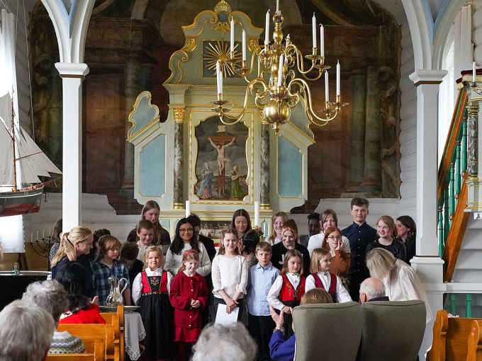 27 skoleelever sang for Kongen og Dronningen under besøket i vakre Vevelstad kirke. Foto: Liv Anette Luane, Det kongelige hoff